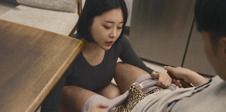 Cô nàng chủ động bóp cu bạn trai Cô nàng chủ động bóp cu bạn trai