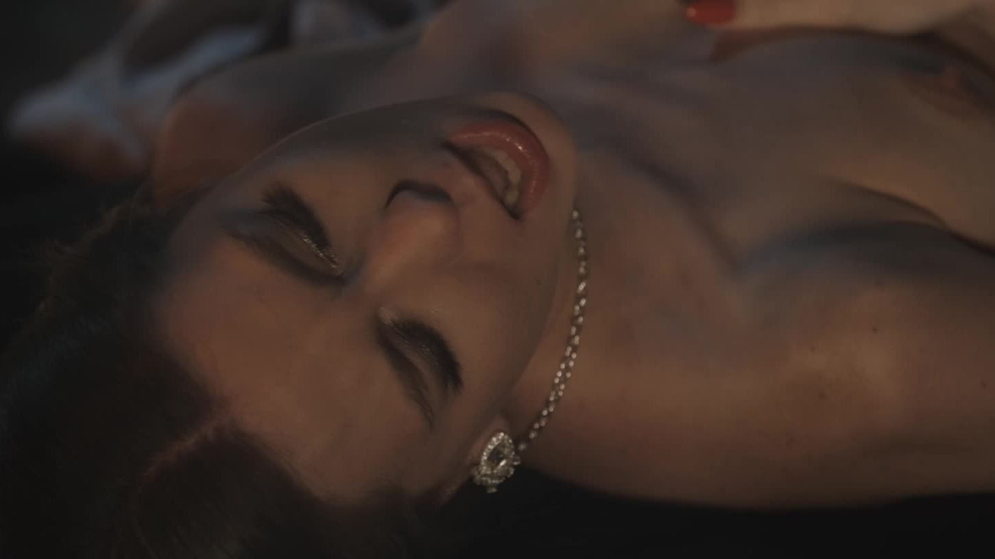 Sung sướng cùng em trong ánh nến mờ ảo Sung sướng cùng em trong ánh nến mờ ảo