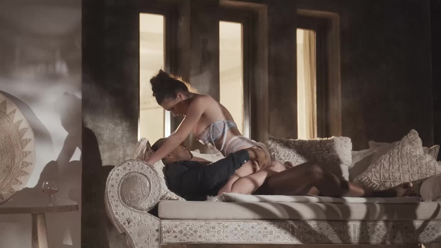 Tận hưởng thân thể quyễn rũ của em trước khi ngủ Tận hưởng thân thể quyễn rũ của em trước khi ngủ